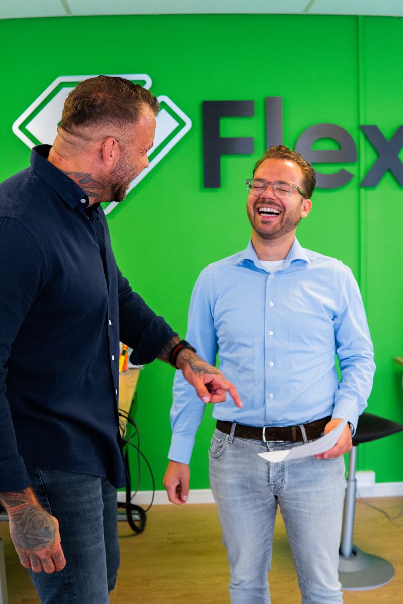 Twee FlexHero-collega's in gesprek over een aanvraag